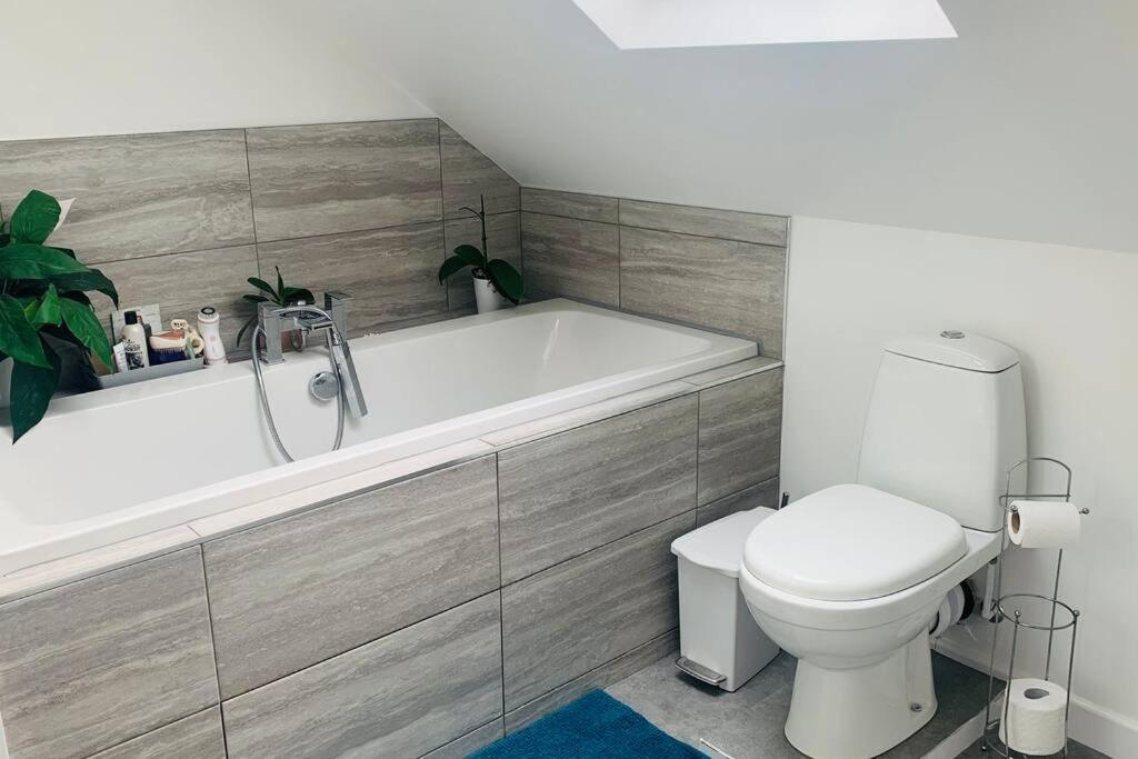 Love Lancing By The Sea With Optional Large Hot Tub Sleeps Up To 8 & Free Parking Villa Luaran gambar