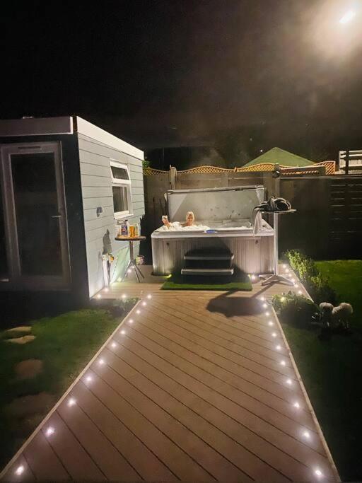 Love Lancing By The Sea With Optional Large Hot Tub Sleeps Up To 8 & Free Parking Villa Luaran gambar