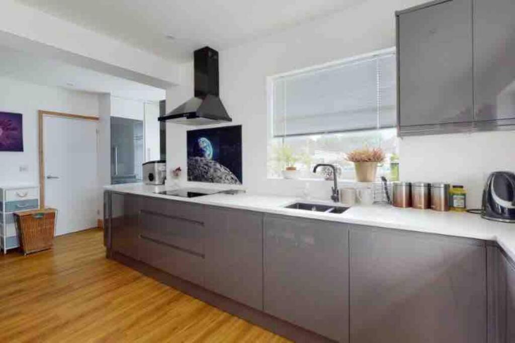 Love Lancing By The Sea With Optional Large Hot Tub Sleeps Up To 8 & Free Parking Villa Luaran gambar