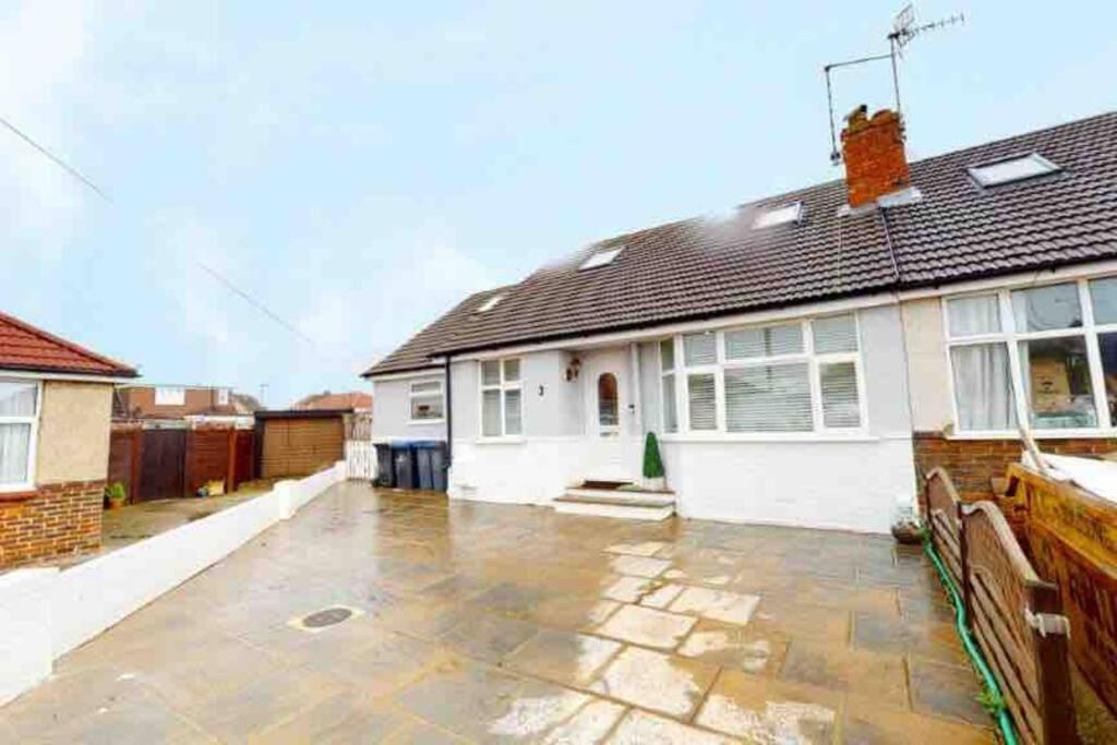 Love Lancing By The Sea With Optional Large Hot Tub Sleeps Up To 8 & Free Parking Villa Luaran gambar